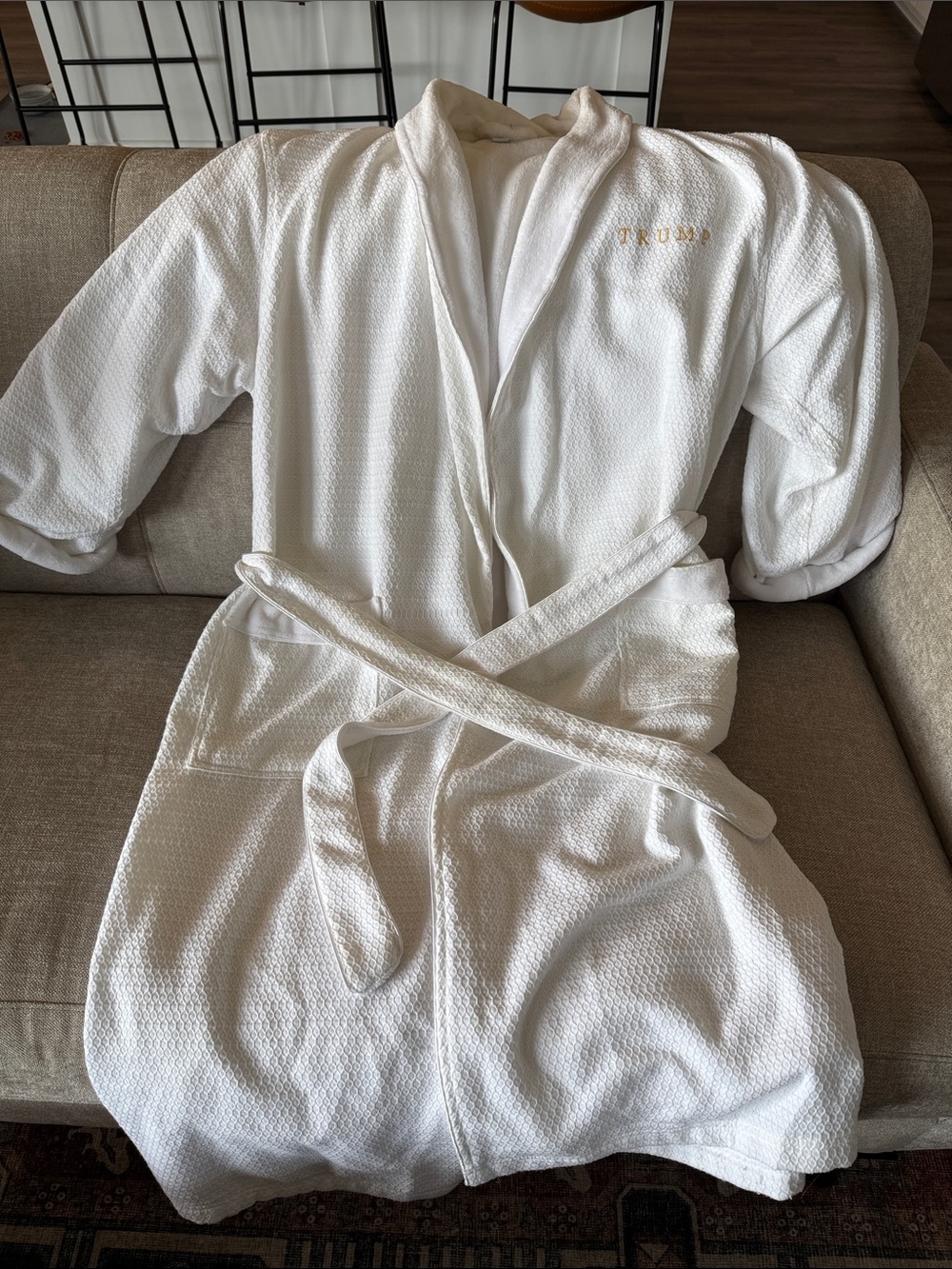 TRUMP White Men's Waffle Robe - Medium weight Spa Bathrobe